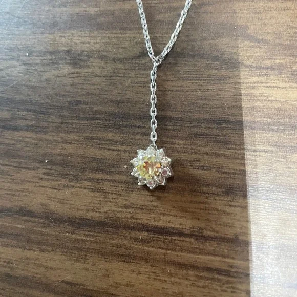 Avon‎ Yellow Flower Motif Silver Tone Adjustable Chain Necklace - Picture 2 of 10